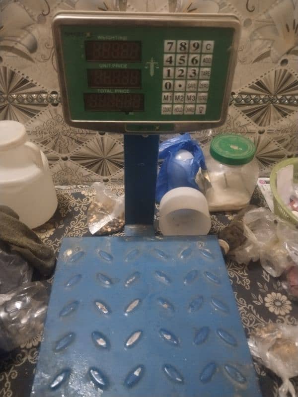 Hens Cage and weight scale 3