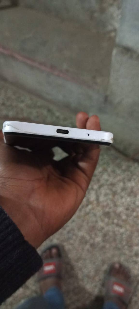 Redmi A3x bilkul 10/10 ha Diba our charger bhi ha 3/64 ma ha 2