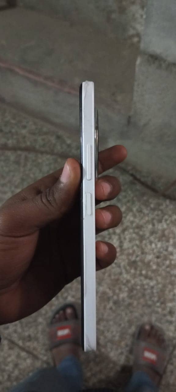 Redmi A3x bilkul 10/10 ha Diba our charger bhi ha 3/64 ma ha 3