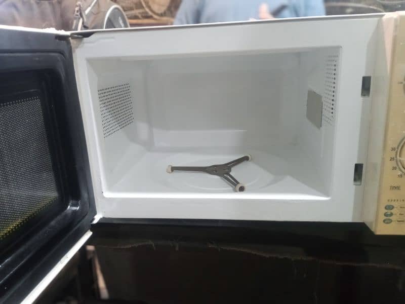 dawlance microwave oven brand new condition urgent sale 3