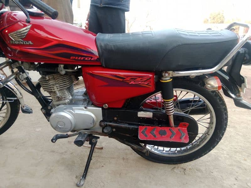 Honda 125 red colour 2