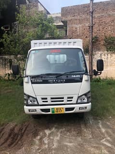 Isuzu truck NKR 14ft