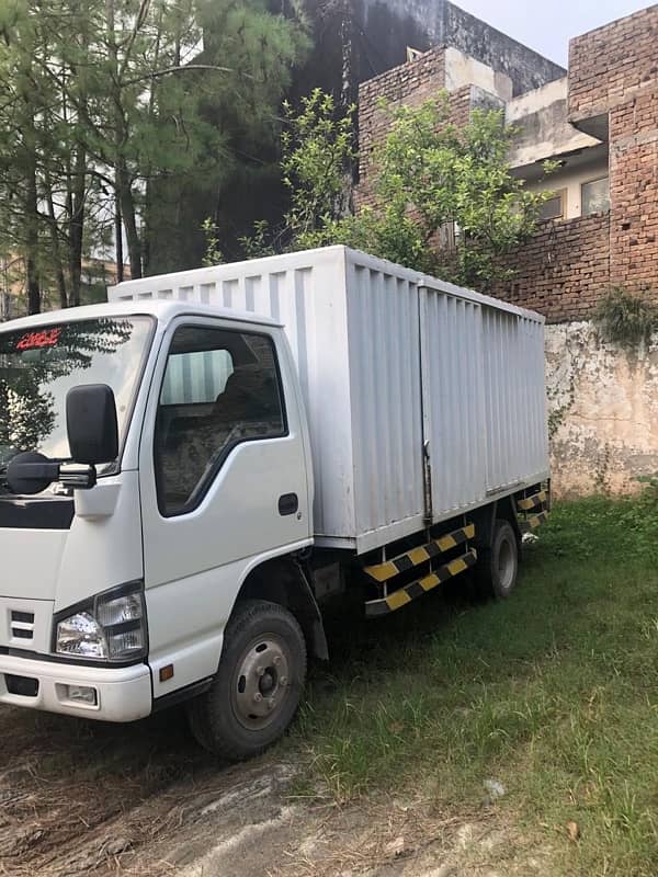 Isuzu truck NKR 14ft 1