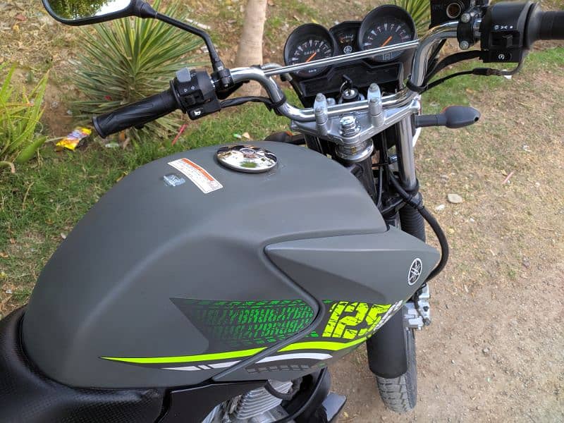 YBR 125G GREY COLOUR MODEL 2024 7