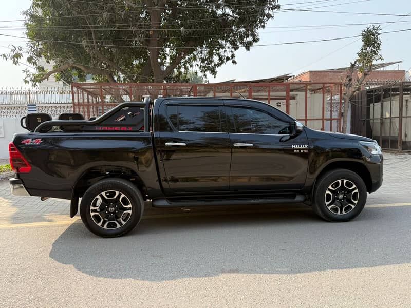 Toyota Hilux 2022 9