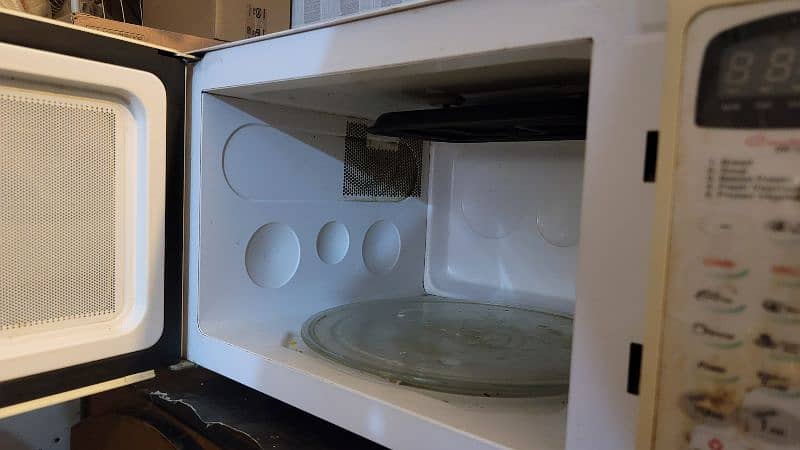 Dawlance 36 liter microwave with full accessories 4