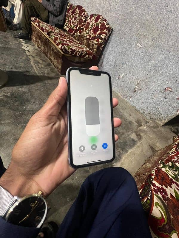 assalamualaikum iphone 11 for sale and exng 5