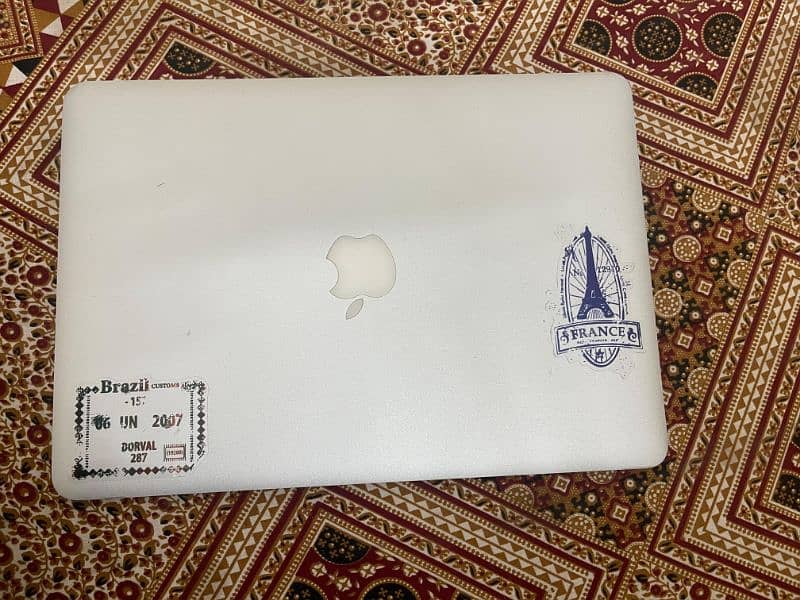 Macbook air 2017 scratch less condition 0