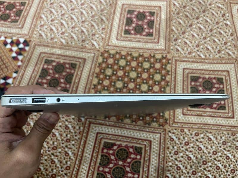 Macbook air 2017 scratch less condition 5