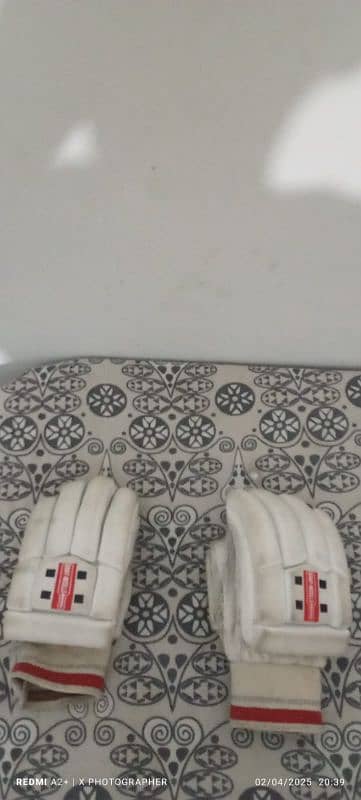 gray nicolls gloves in good condition. 0