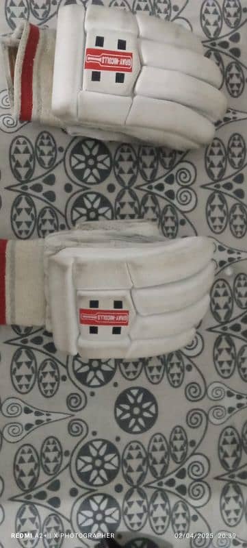 gray nicolls gloves in good condition. 1