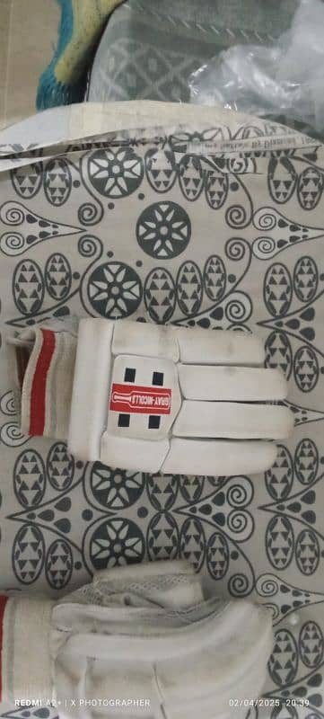 gray nicolls gloves in good condition. 2