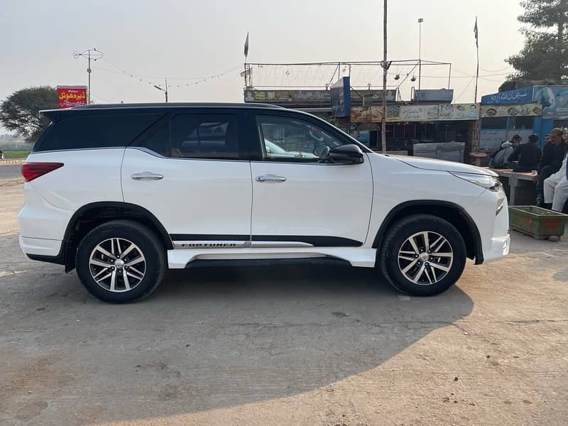 Toyota Fortuner V 2018 3