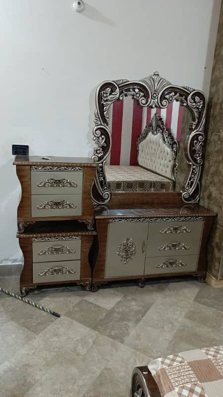 bed drasing side tables with mirror 3