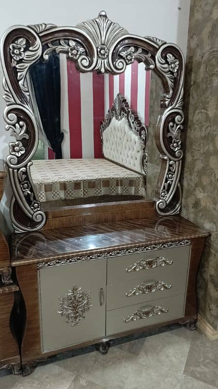 bed drasing side tables with mirror 4