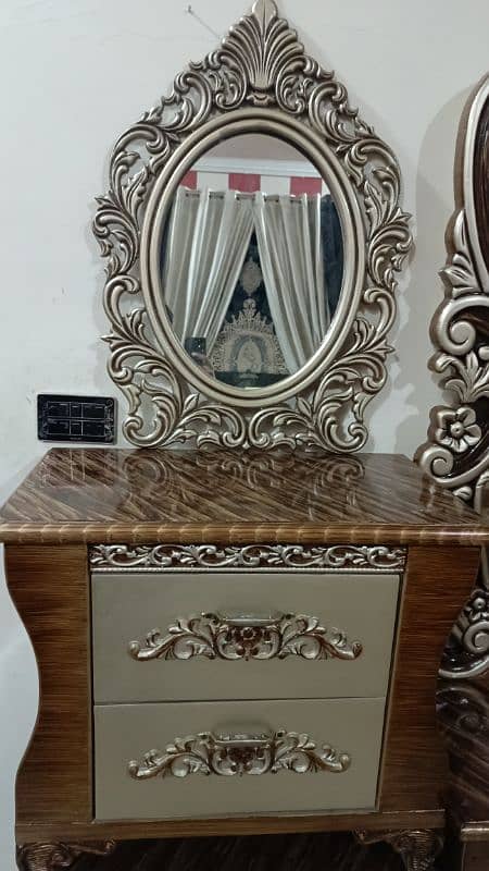 bed drasing side tables with mirror 5