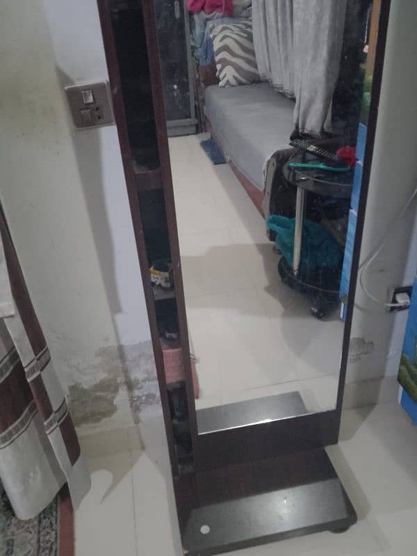 Dressor sliding door 2