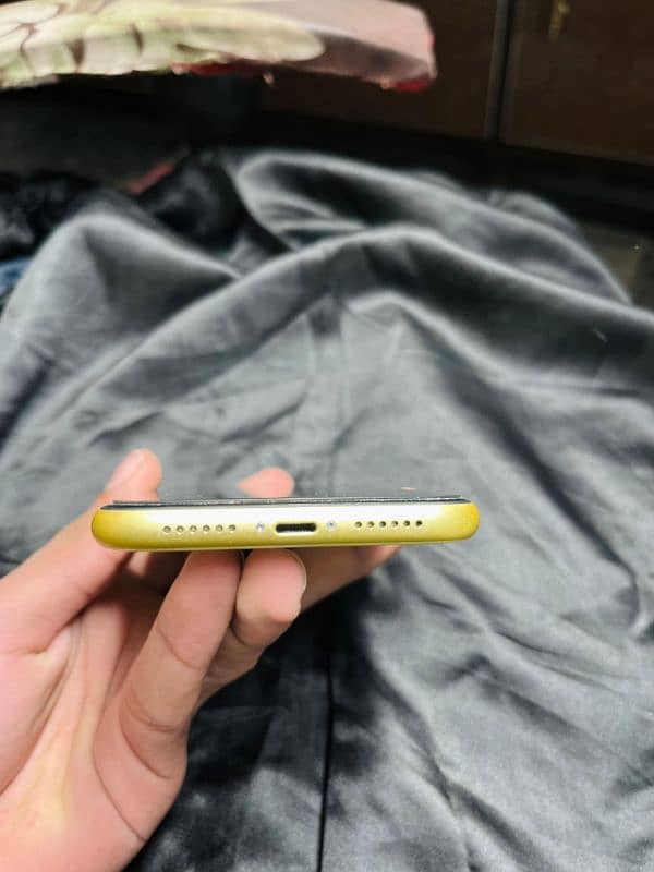 iphone 11 yellow 64gb JV 3