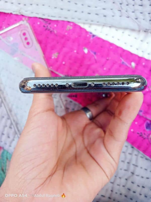 Hy iam selling my mobile iPhone x Betty health 74 and service pr hai 1