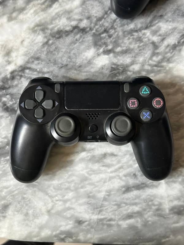 2 PS4 Controller 0