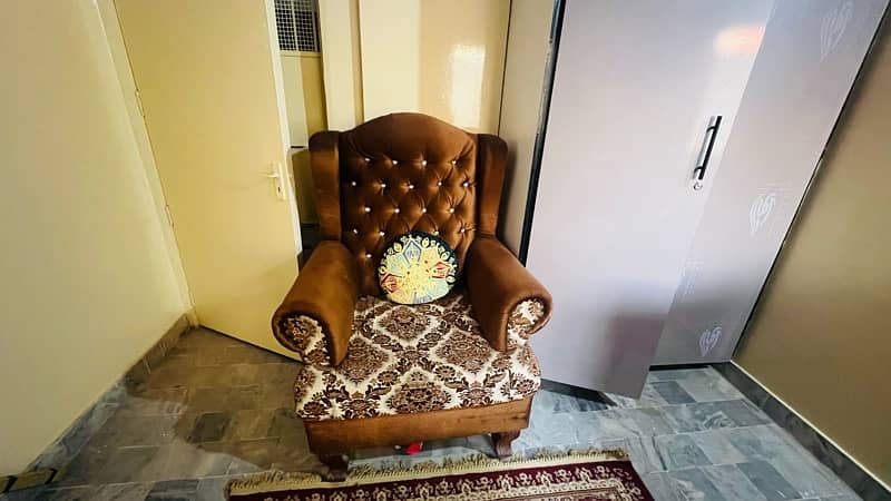 good quality hardly used sofa set 0