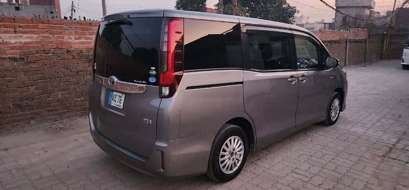 Toyota Noah 2015 3