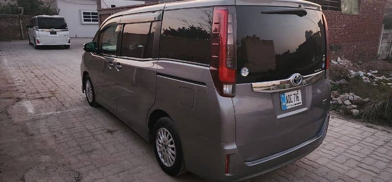 Toyota Noah 2015 6