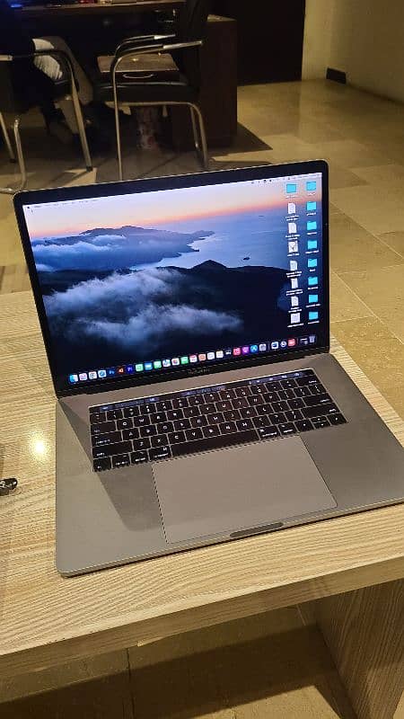 macbook pro 2017 15in 1