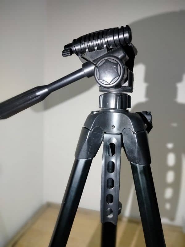 ICON i7862 Tripod 0