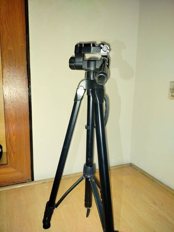 ICON i7862 Tripod 1