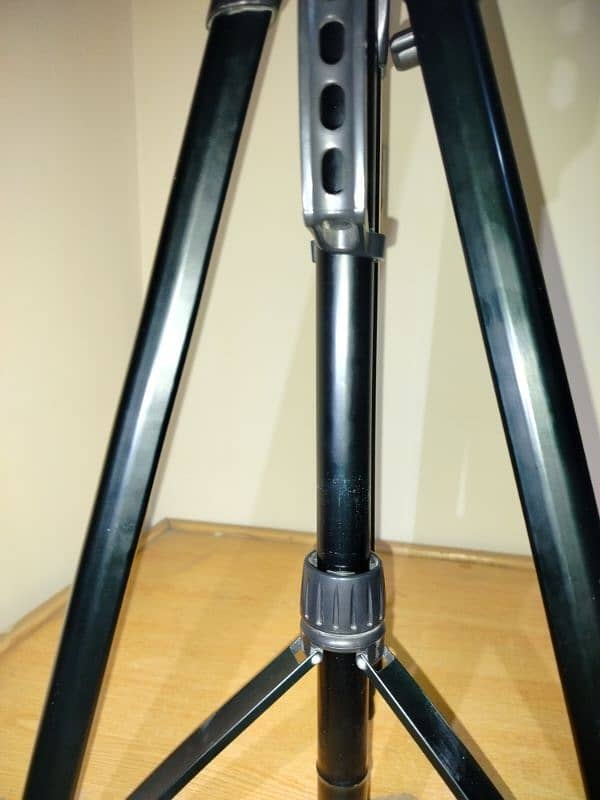 ICON i7862 Tripod 2