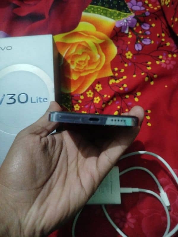 vivo v30 lite 5G . . 12+12 . . 256 ma ha 80W fast charger non pta ha 2