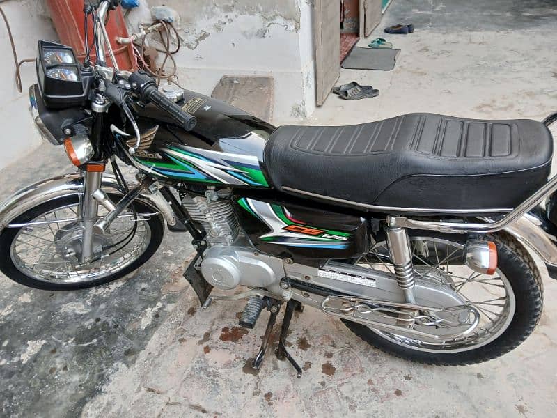 Honda 125 Black Colour 2023 8