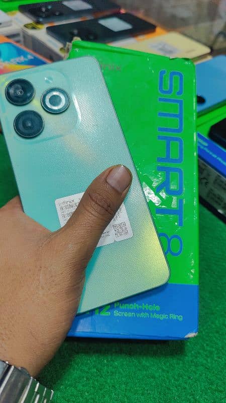 infinix samrt 8 4Gb 64 0