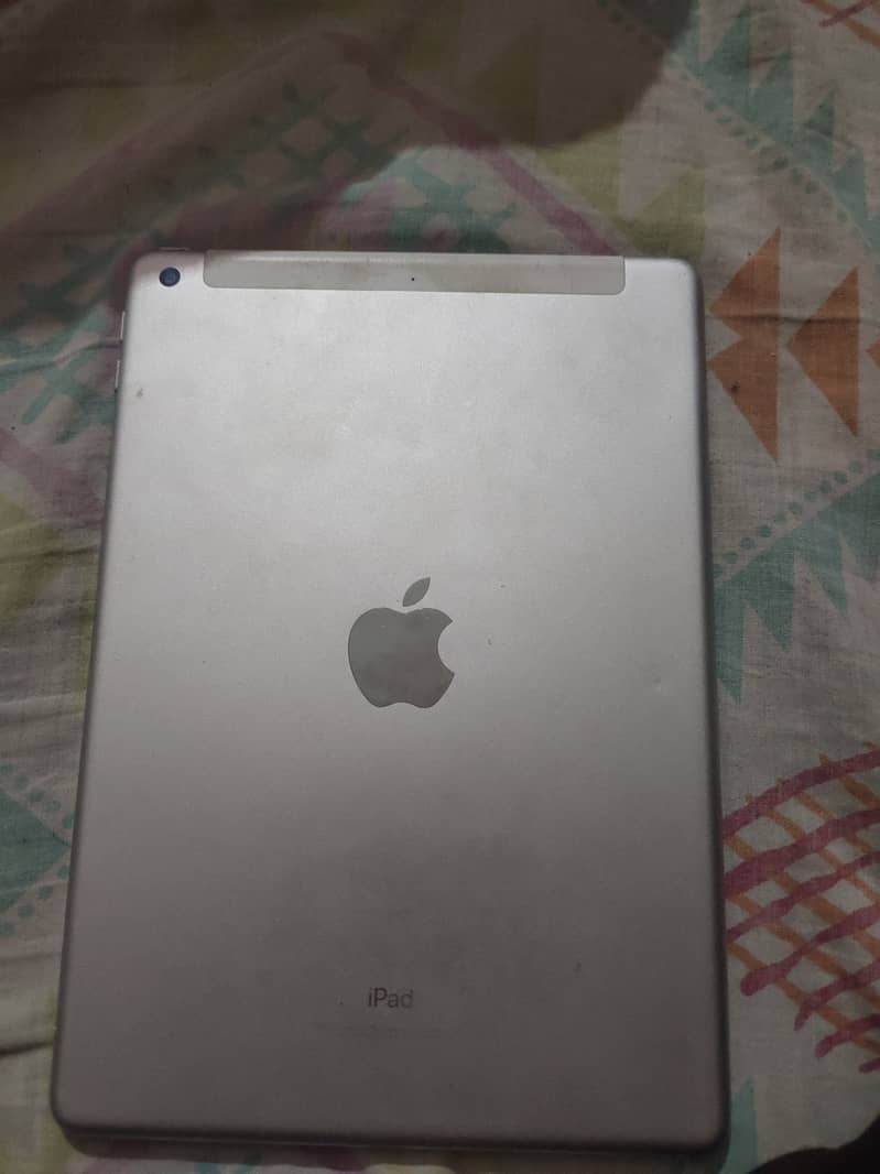 I pad 6th generation all ok with box 32 gb 4