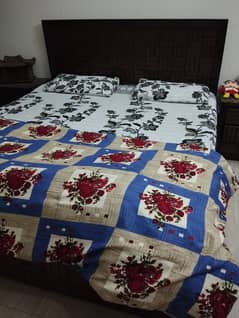 Bed set with 2 side tables and dressing table