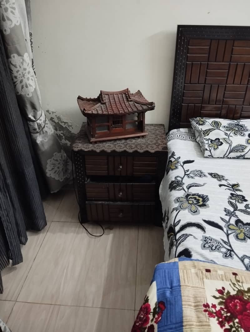 Bed set with 2 side tables and dressing table 3