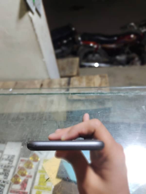 iPhone 11 64GB Factory Unlock 3