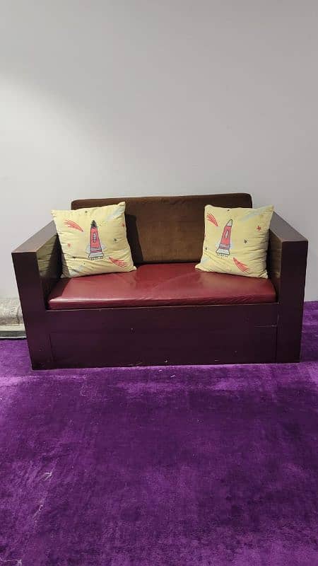 good condition  sofa with one storage drow 1