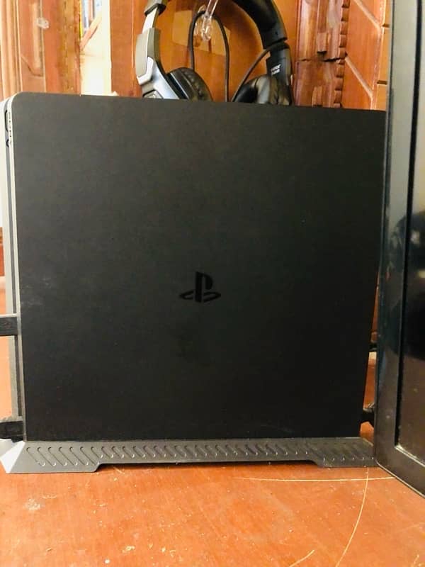 ps4 slim 1tb, 2 controllers with vertical stand and 5 CDs 1