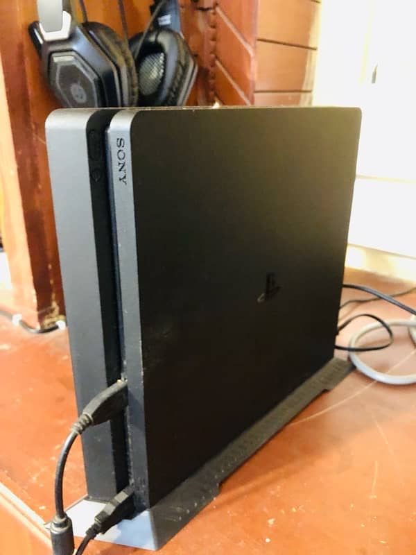 ps4 slim 1tb, 2 controllers with vertical stand and 5 CDs 2