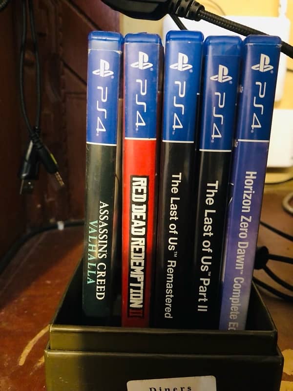 ps4 slim 1tb, 2 controllers with vertical stand and 5 CDs 4