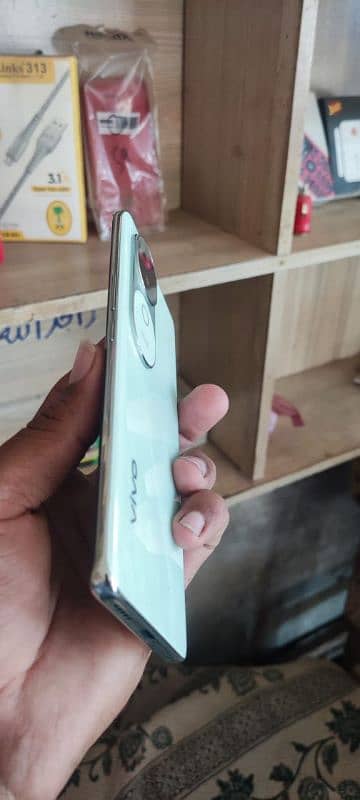 Vivo V40e Just Box open 1