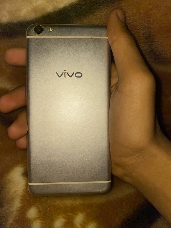 vivo x7 for sale 10/10 ha bs front py aik scratch ha baki sab kuch ok 1