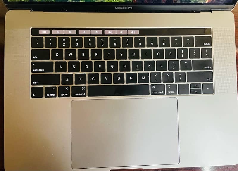 Macbook Pro Ci9 16/512 gb , 4 Gb graphics , A1990 1