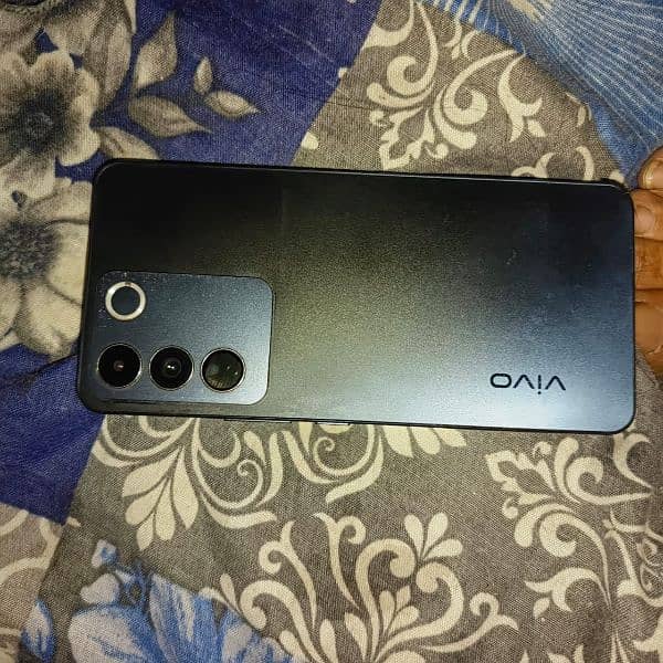 Vivo V27e 256/8 GB memory with box and original Charger 2