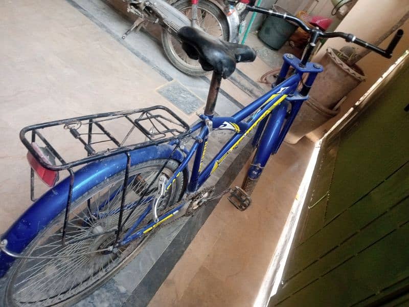 this bicycle was boys blue colour one break two seats to 3