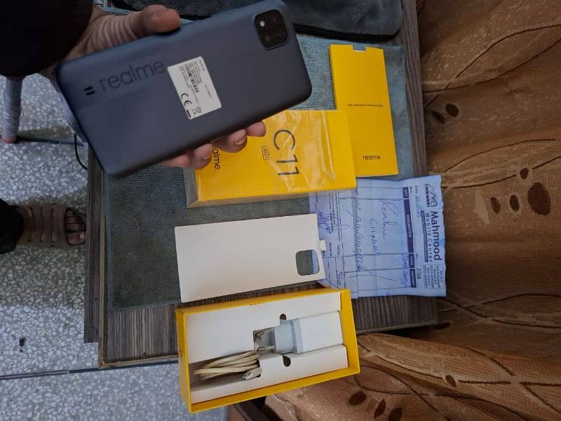 I am selling realme c11 like new 4/64 complete box 0