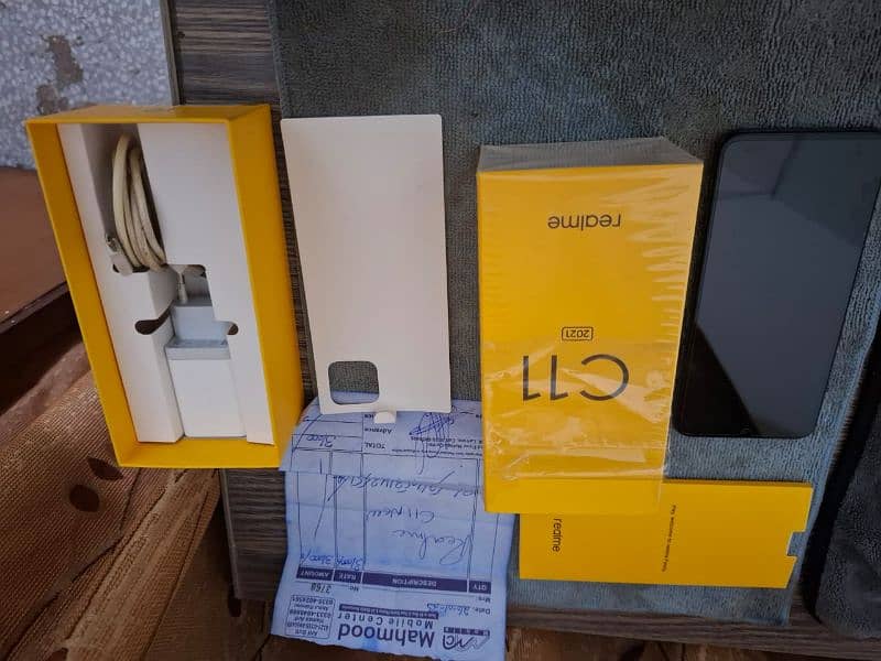 I am selling realme c11 like new 4/64 complete box 6