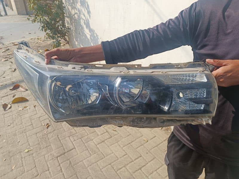 Genuine front right headlight corolla 2015 0